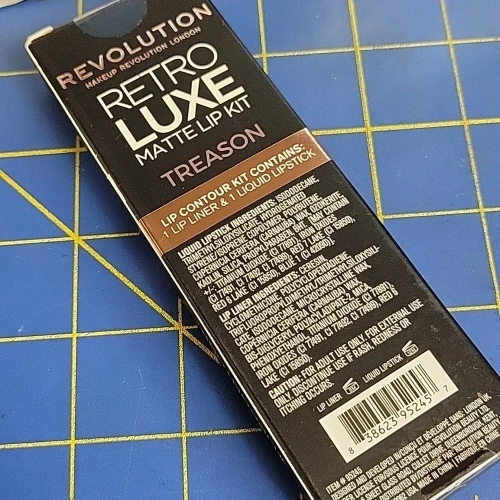 Revolution Retro Luxe Matte Lip Contour Kit Bold Treason 2 Piece New
